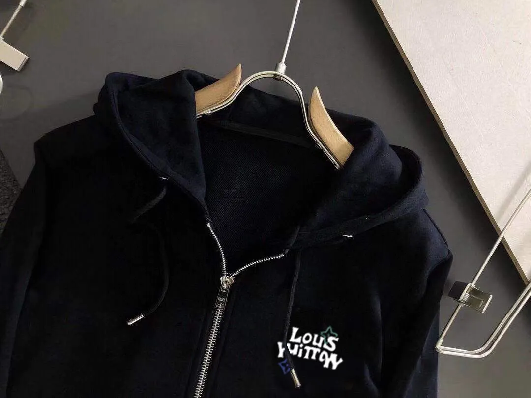 🅿️420 [LV Louis Vuitton] (Fat Man Gospel) hot-selling suit is coming. Focus on the original version of the official website. 2025 new hot-selling cardigan sweater suit. The original order is the best. 🇭🇰The meticulous work of top designers is dedicated to a fitting and perfect upper body effect. All-natural high-quality Roman cotton 100%, close-fitting comfort, noble and elegant! Original hardware embodies elegance and nobility! Counter size: M-5XL (maximum wear up to 220 pounds)